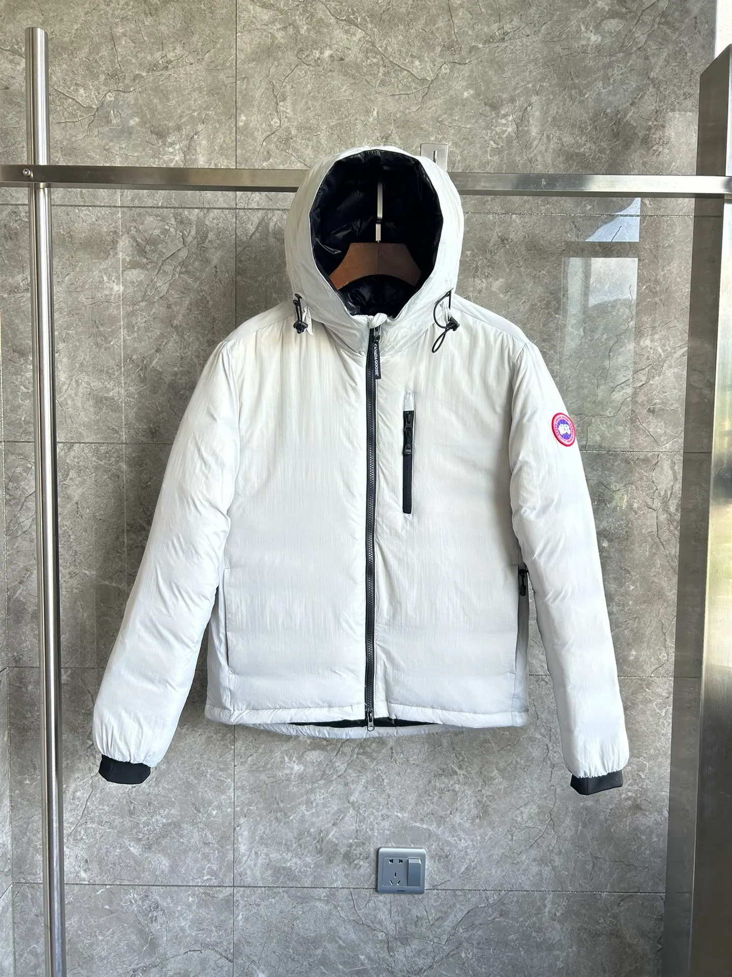 P940 5078M Lodge men's short hooded lightweight style. Color: white. Sizes: S M L XL XXL.